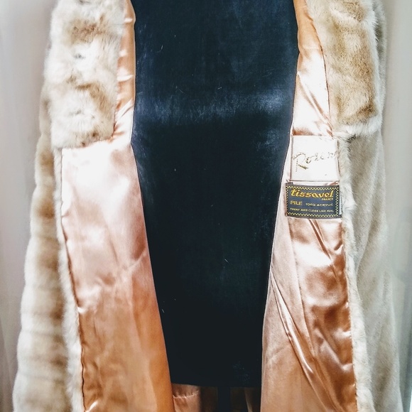 Beautiful vegan vintage fur coat! - Picture 7 of 8